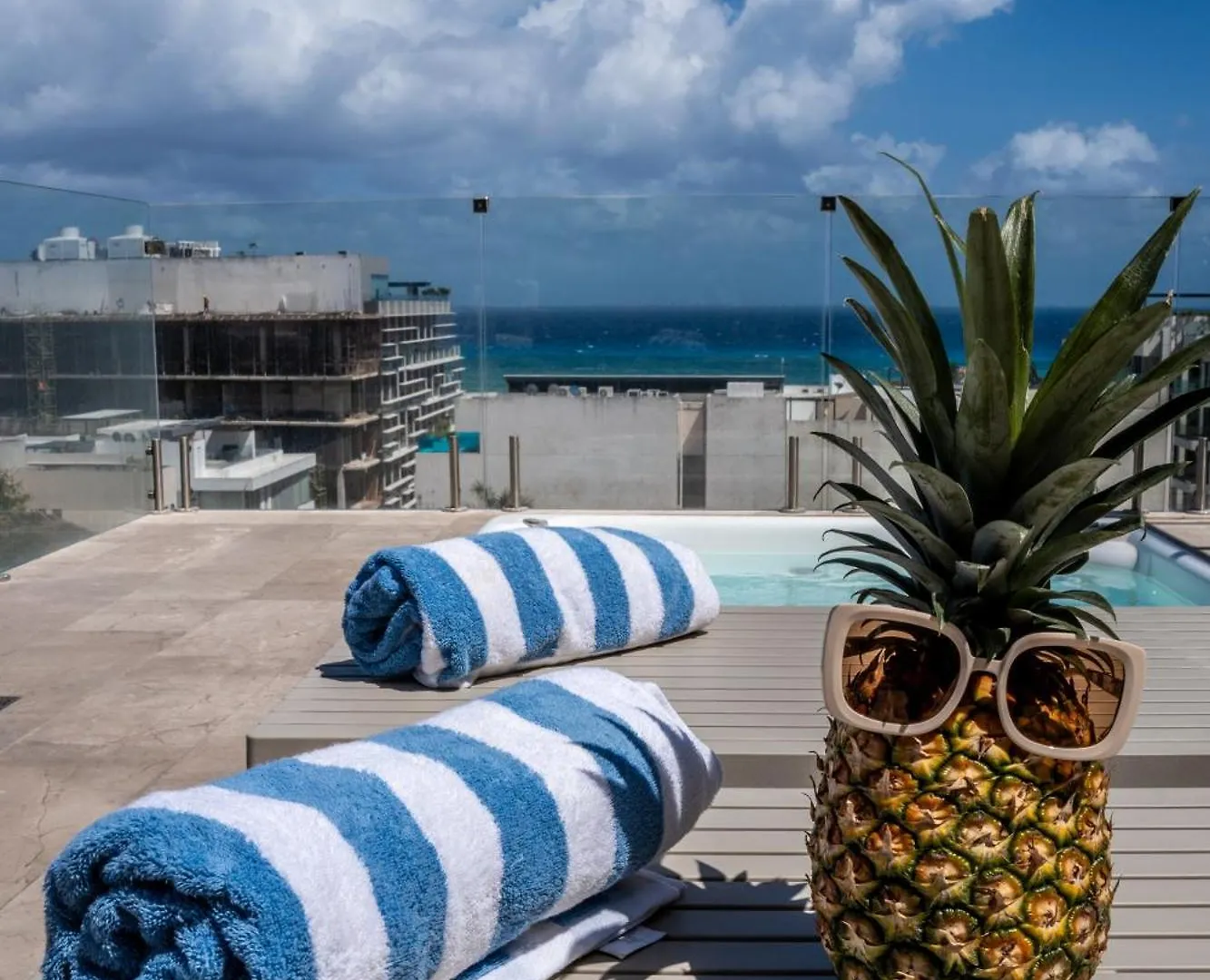 Luxury Condo En Menesse Cocobeach Playa del Carmen